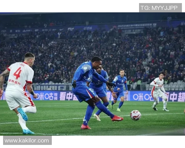 中超激战上海队迎战河北队争夺关键积分全力以赴展现球队实力